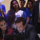Herzog, líder de los laboristas, consulta datos en un ordenador junto a miembros del movimiento juvenil Dror, en una visita a colegios electorales en Tel-Aviv.-Foto: EFE / ANNA LOSHKIN