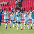 Los jugadores del Numancia saludan a los aficionados rojillos presentes en el Nou Estadi.-AREA 11
