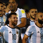 Messi, Mascherano y sus compañeros, antes de abandonar el campo en Quito.-REUTERS / EDGARD GARRIDO