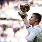 Cristiano Ronaldo ofrece el Balón de Oro al público del Bernabéu antes del encuentro ante el Granada.-REUTERS / STRINGER