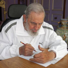 Fidel Castro prepara su voto para las elecciones municipales en su casa de La Habana.-Foto: AP