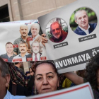 Un grupo de manifestantes muestran imágenes de periodistas del diario opositor Cumhuriyet, en una protesta en Estambul, el 28 de julio.-AFP / OZAN KOSE