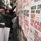 Pegada de carteles ayer de los sindicatos en El Collado en el que llamaron a la huelga general para el próximo 14 de noviembre. / VALENTÍN GUISANDE-