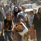 Refugiados palestinos en Líbano huyen de los combates en el 2007.-STR