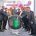 En el centro, María Helena Antolín y Ernesto Antolín, en la nueva fábrica en Wuhan (China)-ECB