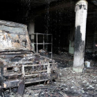 Interior de la casa donde han fallecido siete miembros de una misma familia tras ser atacada la vivienda por unos desconocidos con cócteles molotov.-/ REUTERS / OSWALDO RIVAS