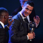 Cristiano Ronaldo, con el trofeo The Best que otorga la FIFA al mejor del 2017, el pasado 23 de octubre.-AFP