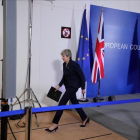 La primera ministra británica, Theresa May, camina después de dar una conferencia de prensa en el primer día de la cumbre de la UE centrada en el Brexit en Bruselas.-AFP / LUDOVIC MARIN