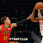 James Harden lanza un tiro en el partido entre los Rockets y los Hawks.-TWITTER / BALLISLIFE