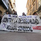 Música, animación y muchas reivindicaciones. Casi un centenar de personas participaron ayer en una manifestación que se organizó en la ciudad con motivo del Día Internacional de la Mujer. Una marcha que recorrió el centro de la capital y  terminó con la lectura de un manifiesto en el que se reivindicó «una sociedad más justa e igualitaria», «leyes respetuosas con los derechos de las mujeres», «políticas de promoción de la igualdad» y «la defensa de la autonomía de las mujeres en todos los asuntos relacionados con nosotras y nuestros cuerpos».
