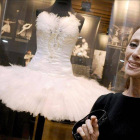 La leyenda del ballet ruso Maya Plisetskaya sonríe junto al traje que una vez usó para representar 'El lago de los cisnes'.-EFE