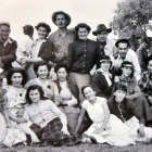 Grupo de sorianos en Valonsadero en fiestas.-