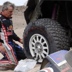 Carlos Sainz (Mini), en pleno trabajo para cambiar una rueda pinchada.-AFP / FRANCK FIFE