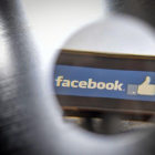 Facebook, con 2.300 millones de usuarios, corre el riesgo de enjuiciamiento civil y penal.-AFP