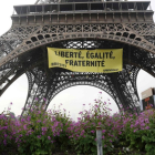 'Libertad, igualdad, fraternidad', se lee en la pancarta que Greenpeace ha colgado en la Torre Eiffel.-AFP
