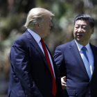 Xi Jinping habla con Trump durante la cumbre que mantuvieron en Mar-a-Lago (Florida).-ALEX BRANDON