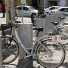 Las bicicletas del servicio municipal ya lucían ayer en las cinco bases repartidas por la capital. / Ú.S.-
