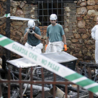 Centenares de vecinos de la comarca acompañaron ayer a la familia del joven C.R. durante el funeral celebrado en la parroquia de la Virgen del Pino. -