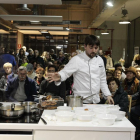 El cocinero Carlos Aldea durante la demostración que realizó en el Mercasetas.-LUIS ÁNGEL TEJEDOR