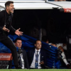 Simeone se queja de una acción en el derbi con el Madrid en el Bernabéu.-AFP / ÓSCAR DEL POZO