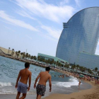 El fondo catarí QIA entró en el 2013 en el capital del Hotel W Barcelona, al fondo de la imagen.-