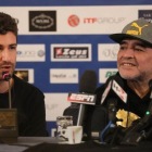 Maradona, junto al actor y director teatral Alessandro Siani, en la rueda de prensa de este domingo.-ALESSANDRO GAROFALO