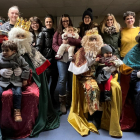 Los Reyes Magos durante su visita a Villálvaro con los niños.-ANA HERNANDO