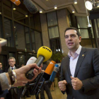 Alexis Tsipras habla con la prensa en un receso de la cumbre europea, este jueves en Bruselas.-Foto: AP / VIRGINIA MAYO