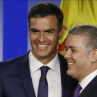 Pedro Sánchez abraza al presidente de Colombia, Iván Duque. /-FERNANDO VERGARA / AP