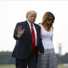 El presidente de los Estados Unidos, Donald Trump, junto con su esposa Melania.-AP