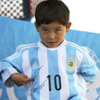El niño Murtaza muestra con orgullo la dedicatoria de Messi en la camiseta de la selección argentina-UNICEF