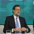 Rajoy, entre Cospedal y Arenas.-Foto: JUAN MEDINA / REUTERS