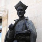 La estatua de Diego Línez frente al Palacio Provincial. /VALENTÍN GUISANDE-