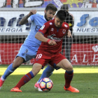 Galarreta, fijo para Arrasate,  en el partido ante el Girona con el jugador Portu en un lance del juego.-María Ferrer