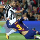 Higuaín dispara ante Piqué en el partido disputado en el Camp Nou-REUTERS / SUSANA VERA