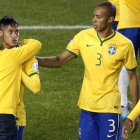 Neymar recibe la felicitación de un fan tras la victoria de Brasil ante Perú.-AFP