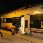 Una viajera sube al tren en la estación de Soria.-MARIO TEJEDOR