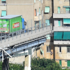 Un camión permanece al borde de la sección que continúa en pie del puente Morandi. /-LUCA ZENNARO (EFE)