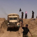 Imagen de combatientes del Estado Islámico en Irak, cerca de la frontera siria, hecha pública en una cuenta yihadista de Twitter.-