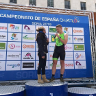 Alejandro Rioseco le pide matromonio ayer a su novia Rocío, en el podio del Nacional de duatlón.-CEDIDA