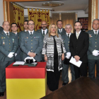 Los condecorados y distinguidos junto a Velardo y De Gregorio, en el centro de la imagen.-VALENTÍN GUISANDE