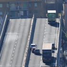 Un camión permanece al borde de la sección que continúa en pie del puente Morandi.-
