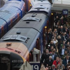 Estación de Waterloo en Londres, afectada por la huelga de trenes de la compañía Southern Railway.-AFP / DANIEL LEAL-OLIVAS