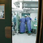 Los cirujanos comienzan a preparar al paciente en el quirófano antes de que llegue el corazón del donante-Ical
