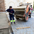 Uno de los operarios del almacén municipal trabaja en la mejora del pavimento de la plaza del Vergel.-ÁLVARO MARTÍNEZ