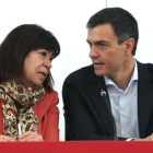 La presidenta del PSOE, Cristina Narbona, y el secretario general, Pedro Sánchez, este martes en la sede del partido.-DAVID CASTRO