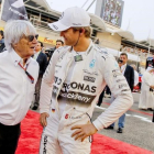 Bernie Ecclestone con Nico Rosberg, en Baréin.-EFE / SRDJAN SUKI