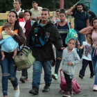 Una familia venezolana cruza a Colombia por el Puente Internacional Simón Bolivar en Cúcuta.-EFE