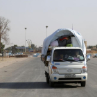 Civiles sirios huyen de los combates en la ciudad de Hasakah.-DELIL SOULEIMAN / AFP