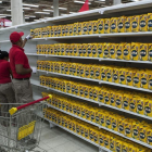 Reposición de productos en un supermercado de Caracas, en el 2015.-SANTI DONAIRE (EFE)
